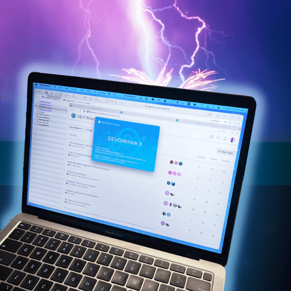 Das Bild zeigt ein MacBook, das von einem Blitz getroffen wird